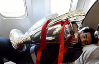 Кубок ЛЧ путешествует с «Ливерпулем»: Салах с ним спит в обнимку, Хендерсон его использует подставкой для ног