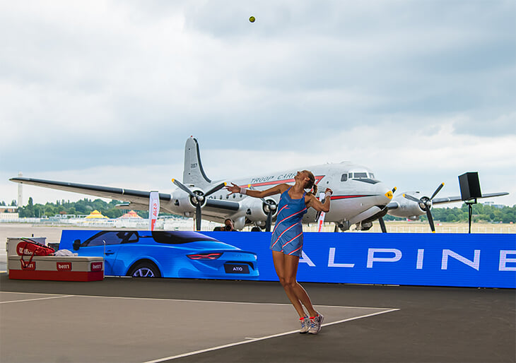 В Берлине провели теннисный турнир в ангаре аэропорта на фоне военного самолета 40-х. Фотографии – конфета ?