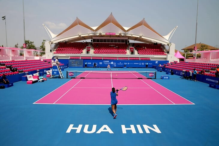 Теннис играет с цветом харда: от скучного зеленого пришли к розовому и черному. Турниры так создают идентичность (и мяч видно лучше)