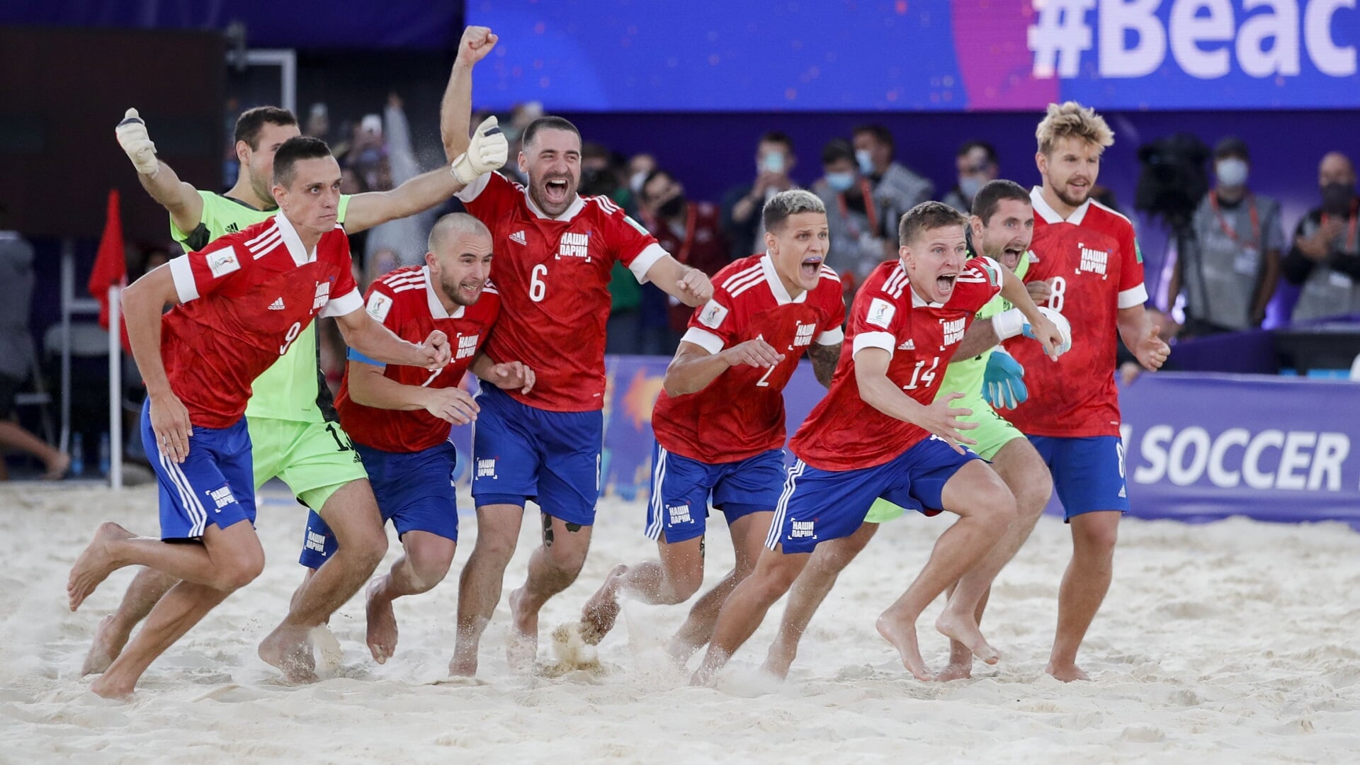 Россия выиграла ЧМ по пляжному футболу, дебют Месси в ПСЖ, победы Барсы и МЮ, безумная гонка в Формуле-1 и другие новости утра