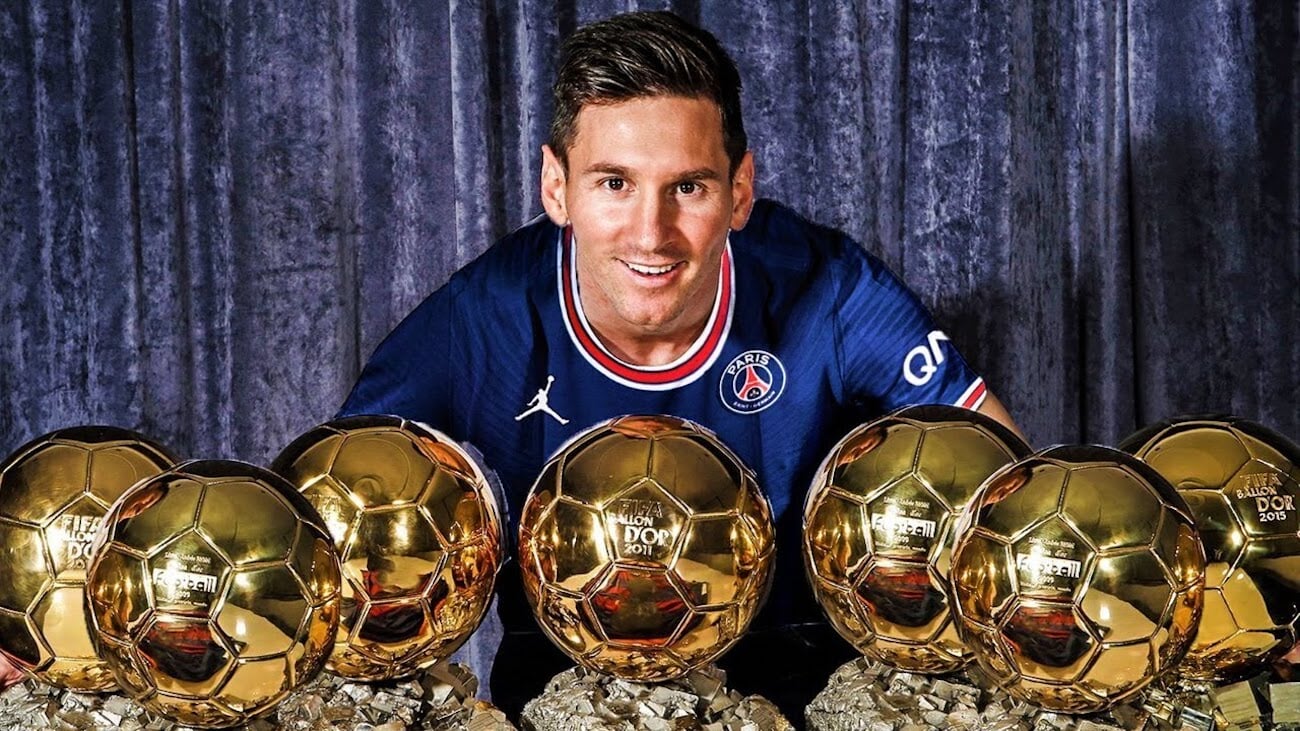Сколько кубков в футболе. Лионель Месси 7 золотой мяч. Лионель Месси золотой мяч. Lionel Messi золотой мяч. Лео Месси с золотым мячом.