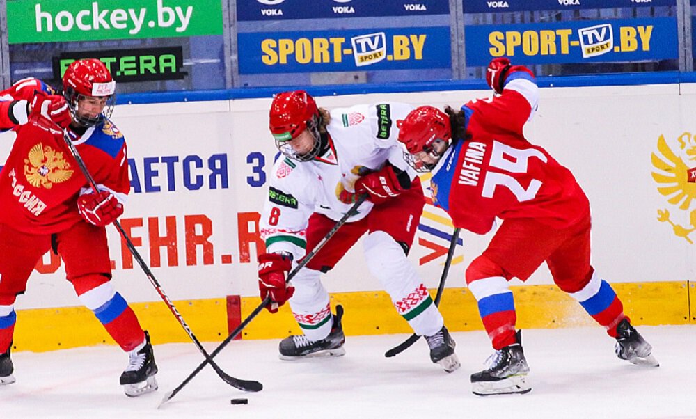 Женская сборная России проиграла мужской сборной Беларуси U18 1:4. После двух периодов было 0:1, девушки выиграли больше вбрасываний