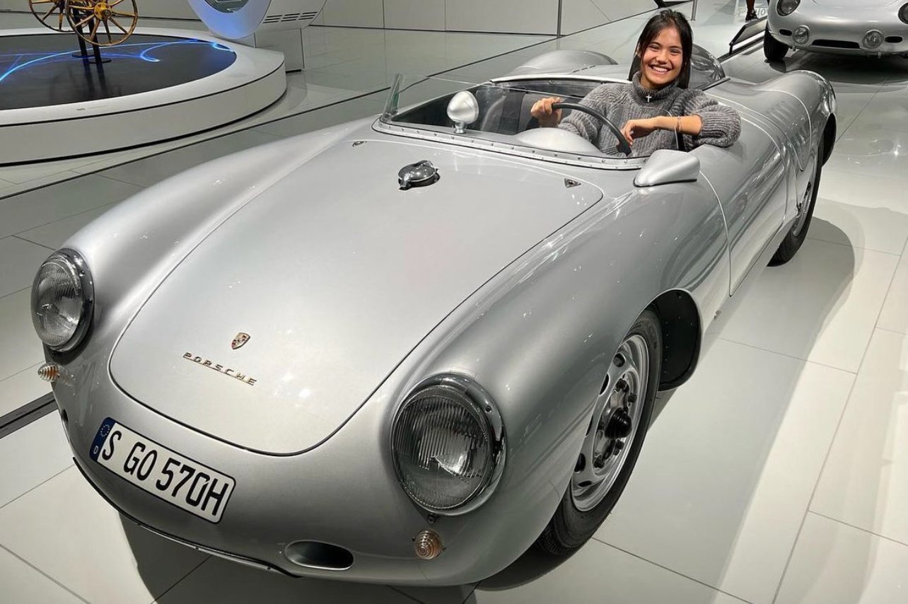 Девушка на миллиард Радукану – лицо Porsche, но ездит на «самом дешевом авто Британии». Ее финансы контролируют родители