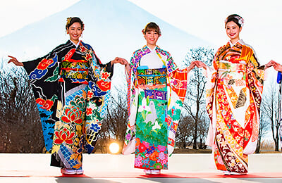 Вау, японцы сделали яркие кимоно для каждой страны на Играх. У России – отсылки к космосу, «Лебединому озеру» и «Коньку-Горбунку» 