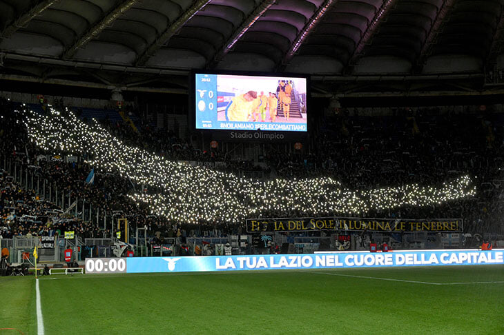 Новый шедевр фанатов «Лацио»: на стадионе погас свет, и на трибуне засиял орел – символ клуба 🦅