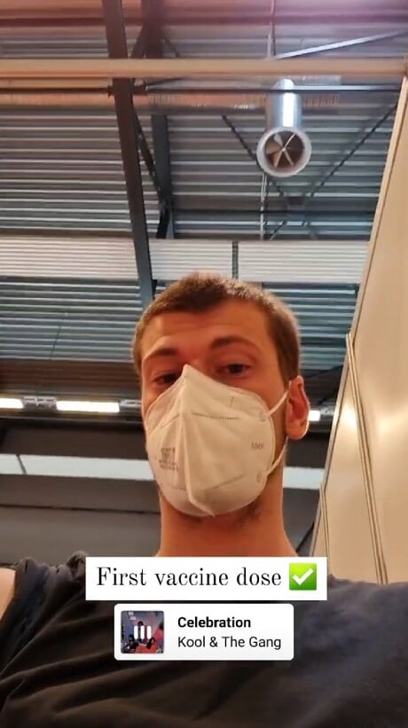 Первая доза вакцины . Стурла Лагрейд привился от коронавируса