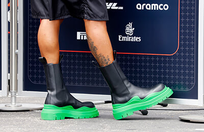 Новый наряд Хэмилтона на Гран-при – чистый мазохизм: здоровенные зеленые резиновые сапоги за $1200 по 28-градусной жаре