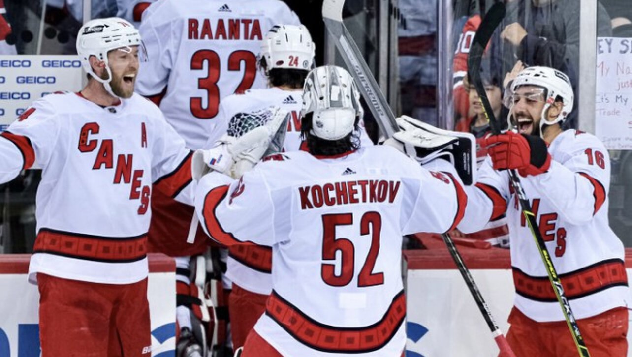 Кочетков выиграл первый матч в НХЛ, отразив 17 бросков в игре с Нью-Джерси. Каролина отыгралась с 0:2 и победила