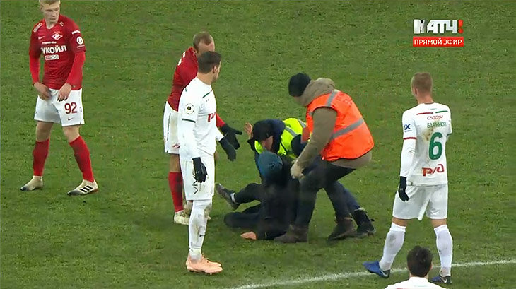 фанаты спартака выбежали на поле. Смотреть фото фанаты спартака выбежали на поле. Смотреть картинку фанаты спартака выбежали на поле. Картинка про фанаты спартака выбежали на поле. Фото фанаты спартака выбежали на поле