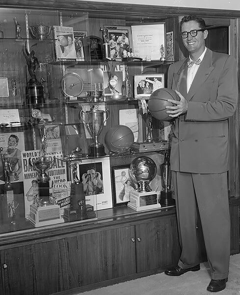Джордж Майкан – семинарист в очках, ставший первой суперзвездой в баскетболе. Он спас от ранней смерти и «Лейкерс», и всю НБА