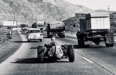 Раньше болиды «Ф-1» ездили между Гран-при по обычным дорогам – рядом с грузовиками. Да, тогда так было можно!