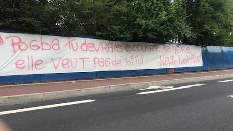 Фанаты ПСЖ против трансфера Погба: Ты должен слушать маму. Она не хочет, чтобы ты был здесь. Мы тоже