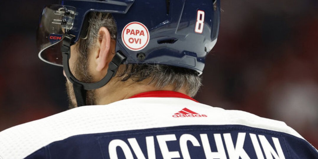 Игроки Вашингтона провели матч с Анахаймом с наклейками Papa Ovi на шлемах в память об отце Овечкина