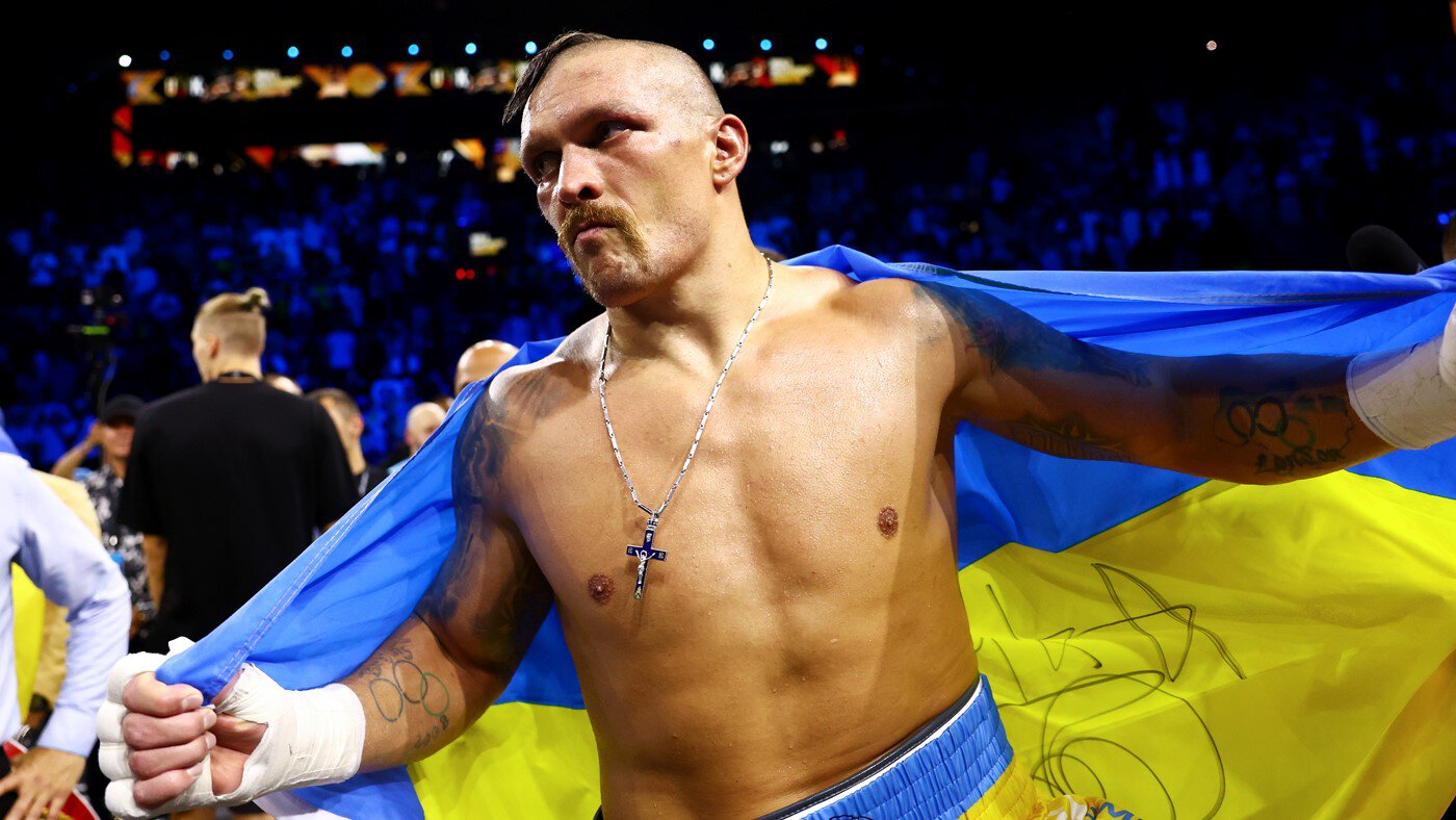 Усик подписал футболку Миная после драки игроков украинской команды с футболистами Шинника