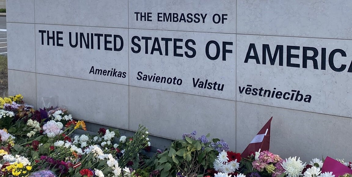 Болельщики Латвии пришли к посольству США в Риге с цветами после победы в матче за бронзу на ЧМ, посол с ними сфотографировался