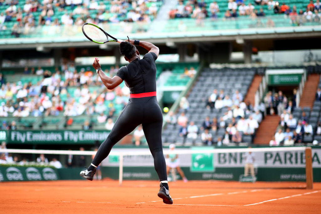 Серена играет Australian Open в комбинезоне с одной штаниной. Это трибьют бегунье, рекорд которой на стометровке стоит 30+ лет