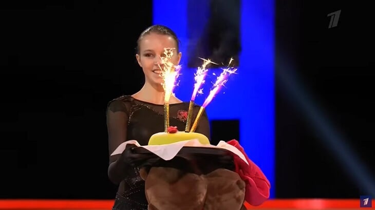 Сюрпризы Щербаковой в шоу-номере: сняла толстовку, показала элемент из брейка-данса и получила торт на льду