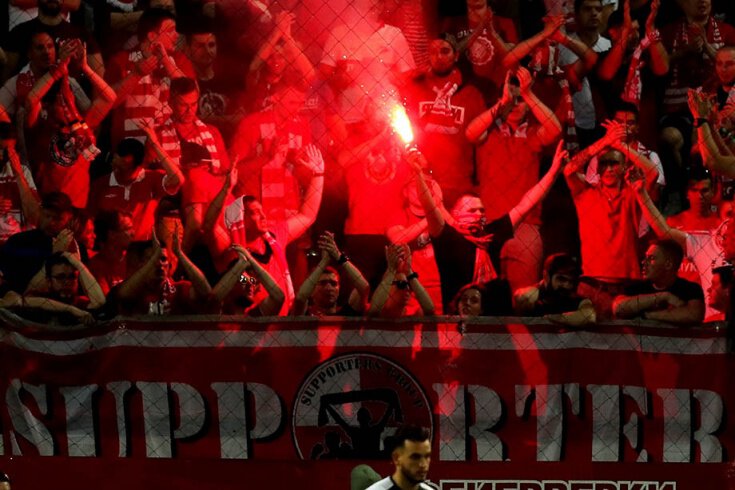 Фанаты Спартака в знак протеста против Fan ID выкупили билеты на матч с молодежкой Локо так, чтобы на секторе образовалась свастика