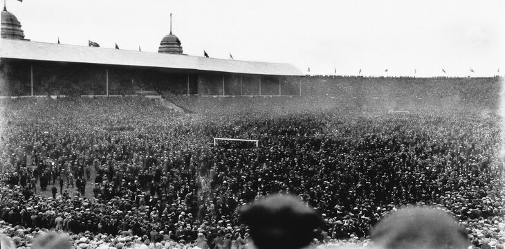 От 125 до 300 тысяч зрителей, толпы даже на поле – это первый матч на «Уэмбли». Игру назвали «Финалом белой лошади»