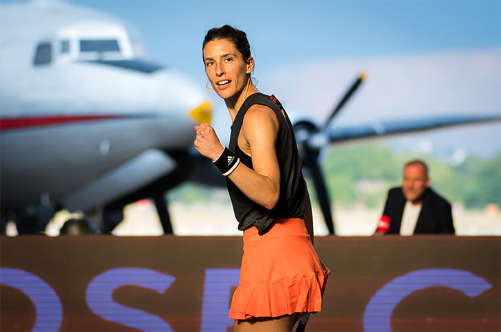 В Берлине провели теннисный турнир в ангаре аэропорта на фоне военного самолета 40-х. Фотографии – конфета ?