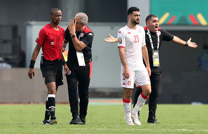 Хаос и безумие на Кубке Африки: судья дважды преждевременно заканчивал матч Тунис – Мали, тунисцы отказались доигрывать