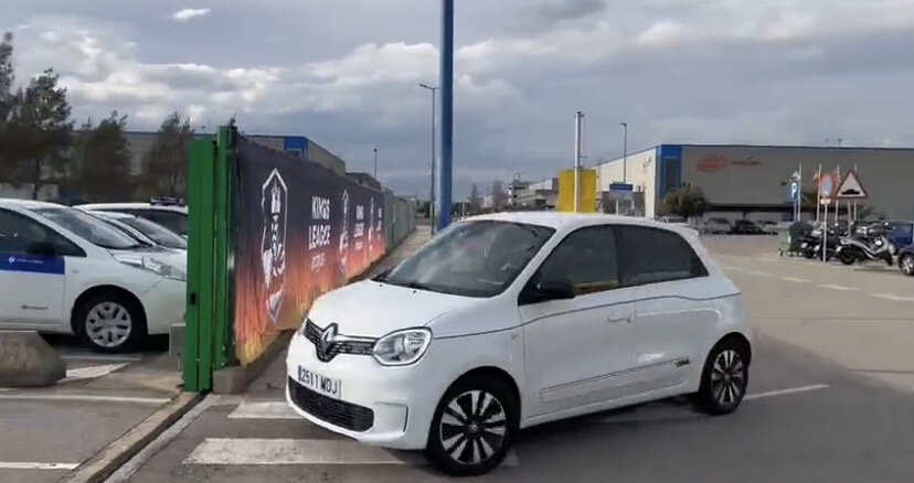 Пике заметили за рулем Renault. Шакира пела, что он променял Ferrari на Renault