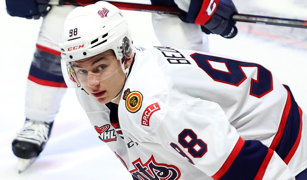 Бедард  самый молодой игрок в истории WHL, забивший 50 голов за чемпионат. 16-летний канадец набрал 100 очков за сезон