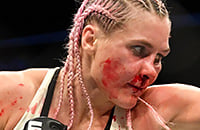 Куницкая провела самый кровавый бой в UFC: теперь ее нос будут править врачи