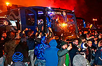 Ночь счастья в аэропорту Бергамо: фанаты пели, а футболисты забирались на крышу автобуса из люков