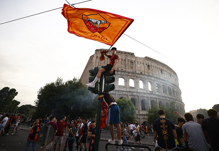 Пестрый парад «Ромы» напротив Колизея – скажите им, что Лига конференций не котируется! 