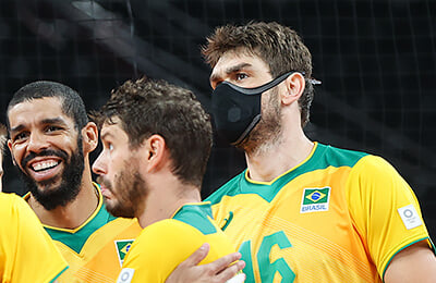 Бразильский волейболист играл против России в маске –  защищается от ковида ради сына и не хочет оказаться на карантине