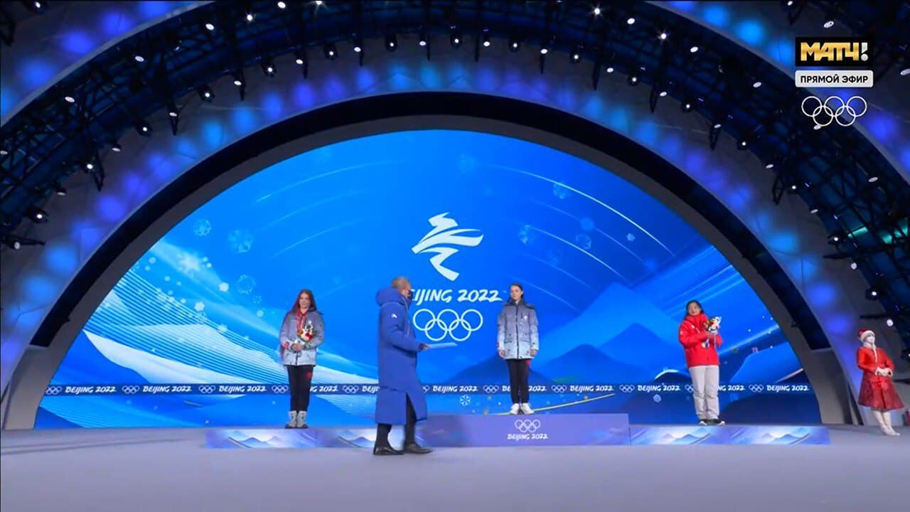 Церемония награждения олимпиады. Награждение фигуристов на Олимпиаде 2022.
