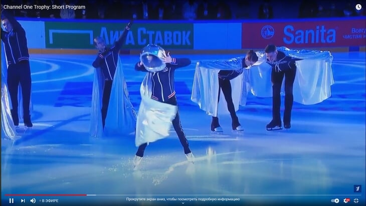 Медведева в космическом шлеме, Загитова с клюшкой, а Трусова упала (дважды): выход фигуристов в новом шоу-турнире