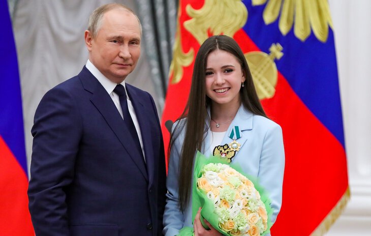 Наши олимпийцы в Кремле: к Путину попали только чемпионы (им советовали не брать телефоны), Валиевой налили лимонад вместо шампанского