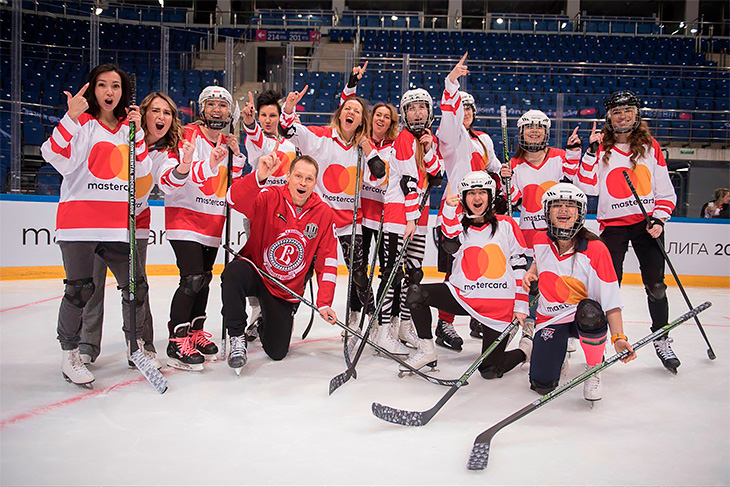 Хоккей женщины таблица. Лига женского хоккея. Женская хоккейная лига фотосессия. ЖХЛ Екатеринбург команда.