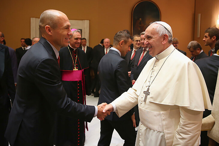 Папа римский – коллекционер футбольных форм: много подарков от Месси, заезжал даже Марадона, теперь есть от Роналду