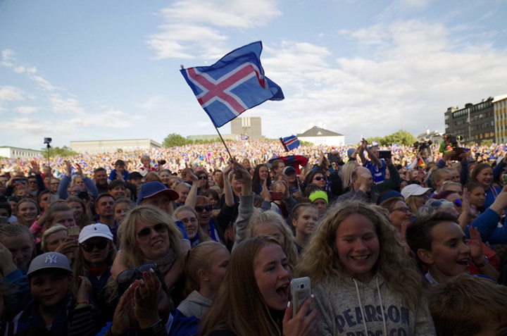 Як в Ісландії вся країна зустрічала футбольну збірну після Євро - фото 1