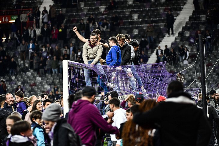 Тысячи фанов «Тулузы» рванули на поле, несмотря на предупреждение клуба. Но как сдержаться, когда ты вышел в Лигу 1? 