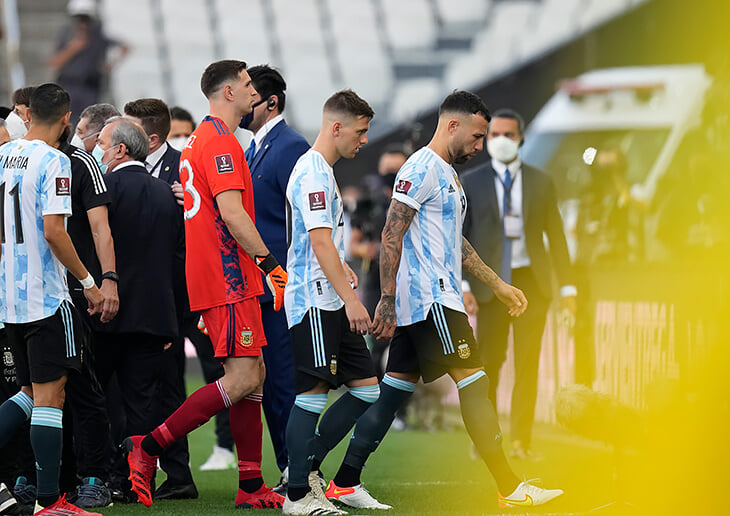 Хаос в Бразилии: полиция остановила матч, чтобы депортировать 4 игроков Аргентины за обман и игнор карантина