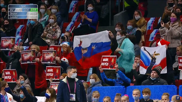 Хм, на трибунах чемпионата России по фигурному катанию подозрительно людно – хотя разрешено только 35% зрителей 🤔