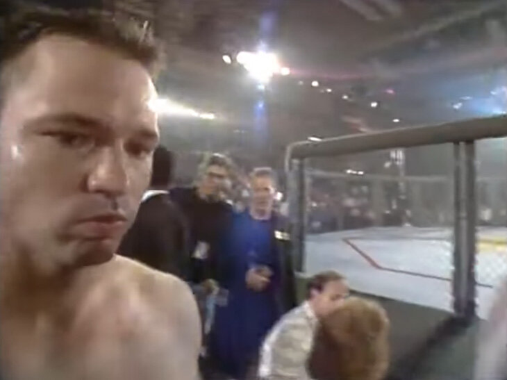 Чемпионом UFC в 1994-м стал полицейский без боев в ММА. Он представлял школу ниндзя и забил голыми кулаками пузатого каратиста