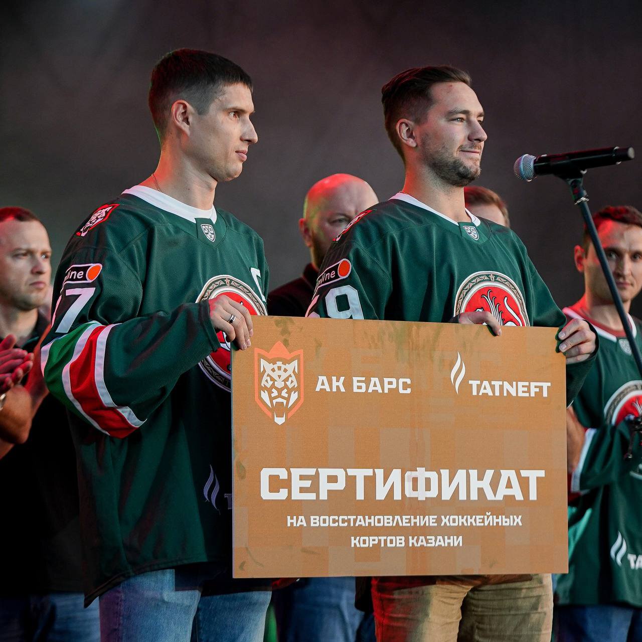 Ак Барс передал администрации Казани сертификат на ремонт хоккейных коробок во дворах города