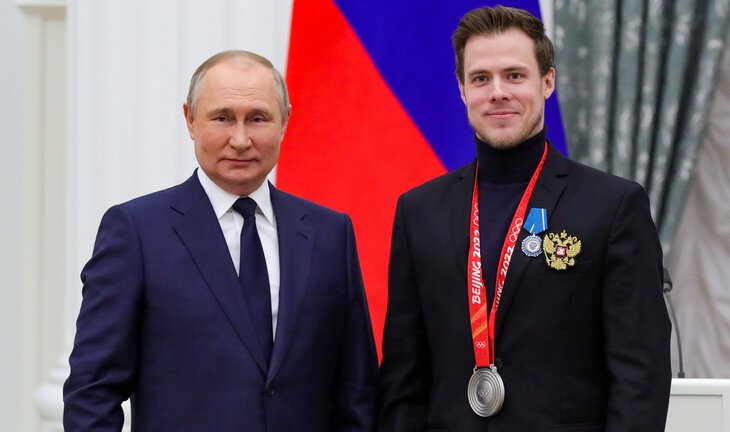 Наши олимпийцы в Кремле: к Путину попали только чемпионы (им советовали не брать телефоны), Валиевой налили лимонад вместо шампанского