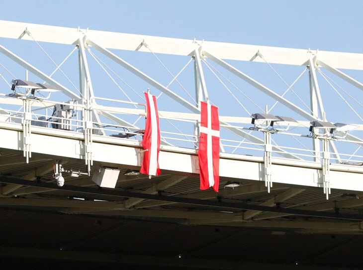 На матче Австрии и Дании выключили электричество. Фанаты скрасили ожидание ярким шоу
