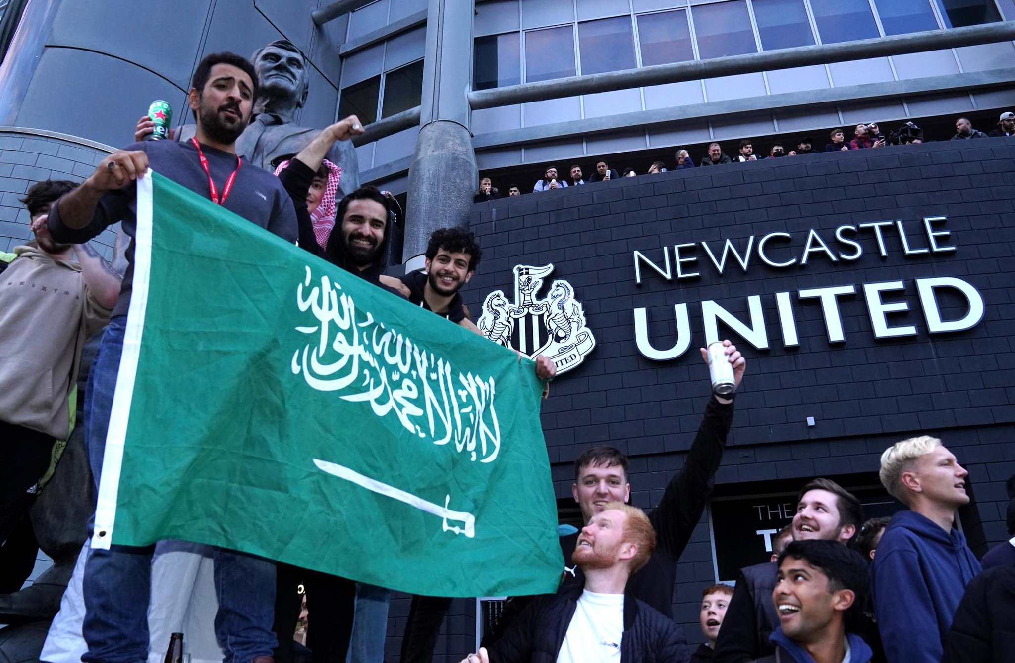 Фанаты Ньюкасла, протестующие против саудовских владельцев, получали угрозы в соцсетях. Они утверждают, что за атакой троллей стоят власти Саудовской