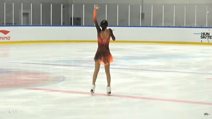 Анна Щербакова впорхнула в сезон: выиграла короткую программу, сняв пластырь с шеи, и показала огненное (да-да!) платье