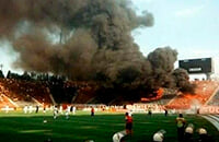 В 97-м румынские фаны подожгли стадион, использовав банки из-под кока-колы. Просто их взбесил судья