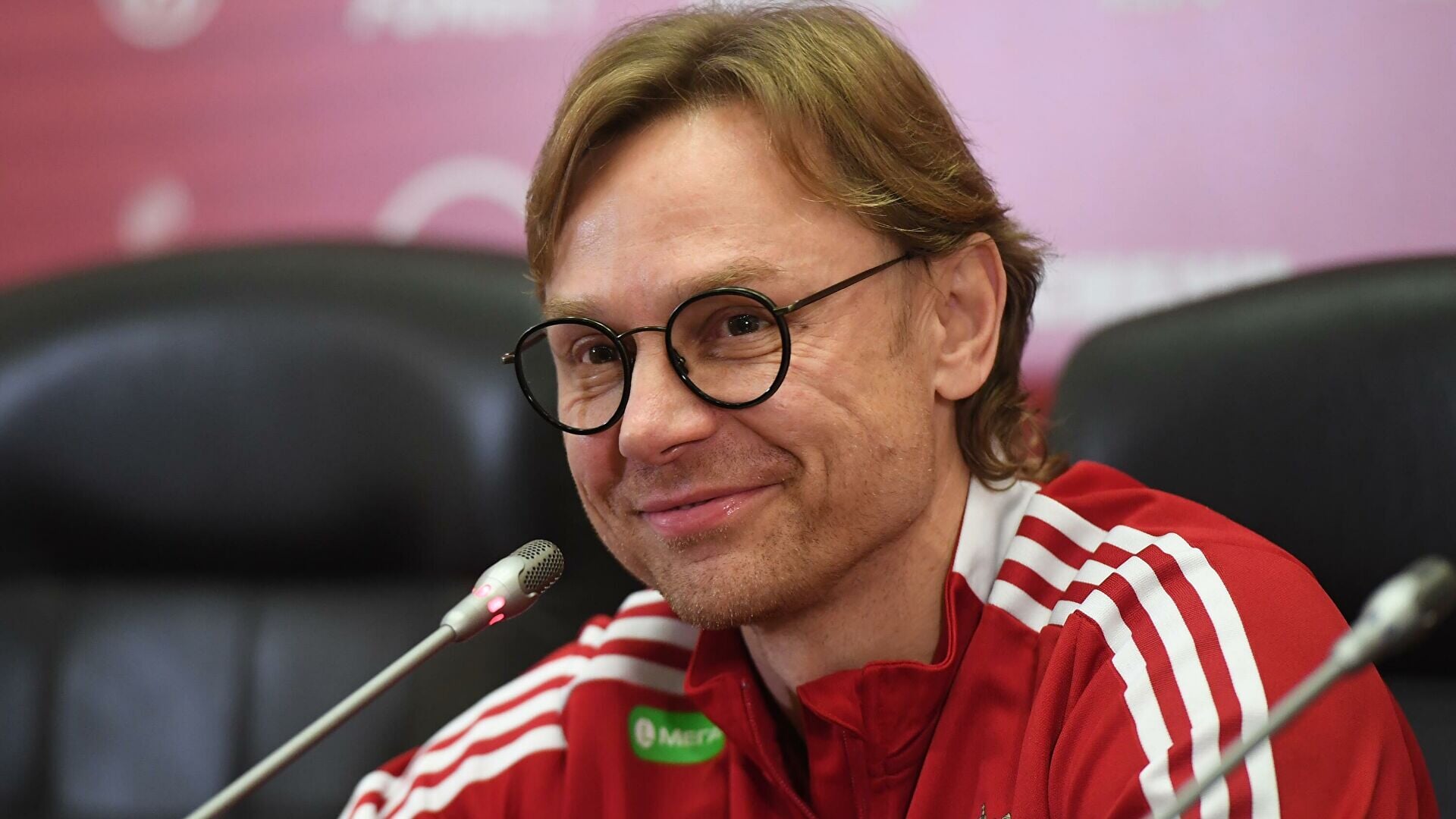 Карпин и игроки сборной России спели песню Валера, Валера в раздевалке после победы над Словенией
