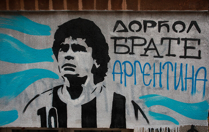 Граффити Оруэлла от фанатов «Партизана», адская подтрибунка «Црвены» и стадион на крыше молла. Добро пожаловать в Белград