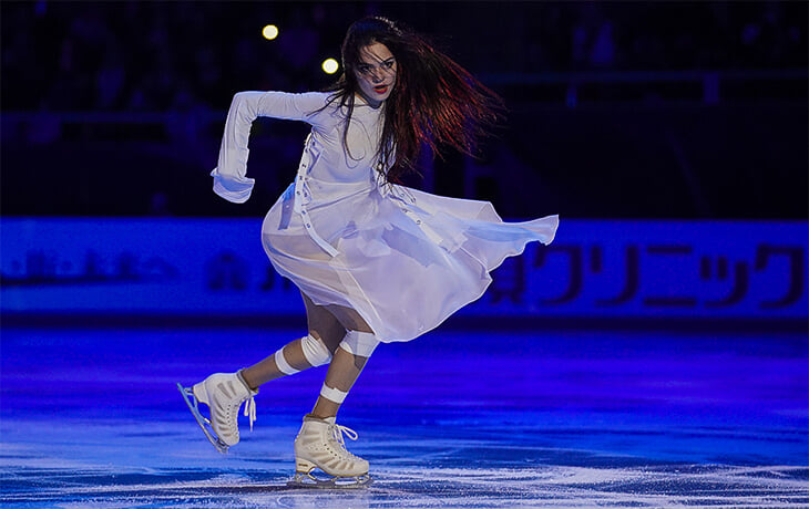 Медведева удивила в шоу-номере: белый наряд (смирительная рубашка?) и растрепанные волосы под хит Билли Айлиш
